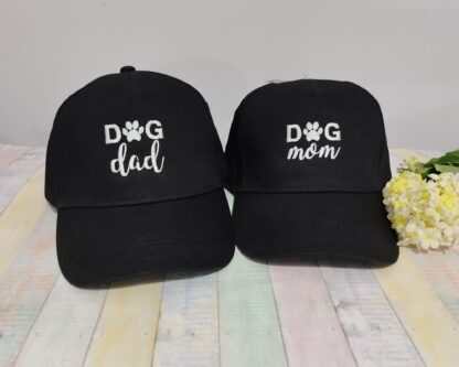 Σετ δύο καπέλων τζόκεϊ με κέντημα - Dog dad-Dog mom