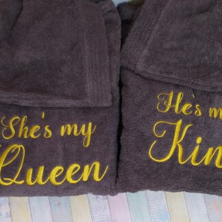 Σετ δύο μπουρνούζια ενηλίκων με κέντημα -  She's my Queen και He's my King