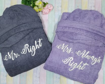 Σετ δύο μπουρνούζια ενηλίκων με κέντημα -  Mr Right and Mrs Always Right