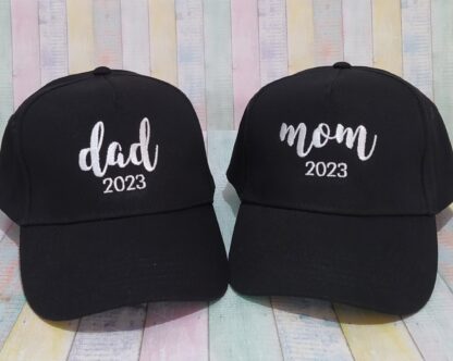 Σετ δύο καπέλων τζόκεϊ με κέντημα - Dad-Mom-Έτος