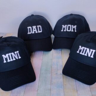 Σετ τεσσάρων καπέλων τζόκεϊ με κέντημα για πατέρα-μητέρα-παιδιά - Κείμενα