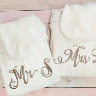 Σετ δύο μπουρνούζια ενηλίκων με κέντημα - Mr and Mrs και Αρχικά ονομάτων