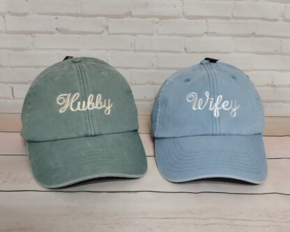 Σετ δύο καπέλων τζόκεϊ με κέντημα - Hubby-Wifey