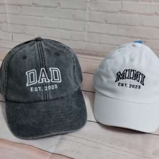Σετ δύο καπέλων τζόκεϊ με κέντημα για πατέρα/μητέρα-παιδί - Dad-Mini Established year