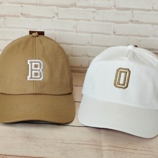 Σετ δύο καπέλων τζόκεϊ με κέντημα για πατέρα/μητέρα-παιδί - Αρχικά ονομάτων