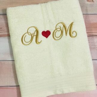 Πετσέτα με κέντημα - Αρχικά ονομάτων και καρδιά