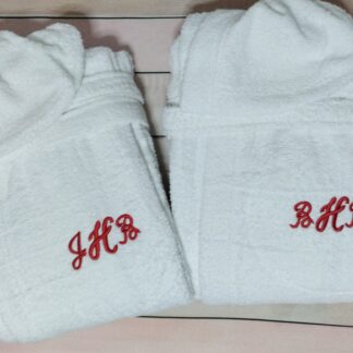 Σετ δύο μπουρνούζια ενηλίκων με κέντημα - Μονογράμματα στο στήθος
